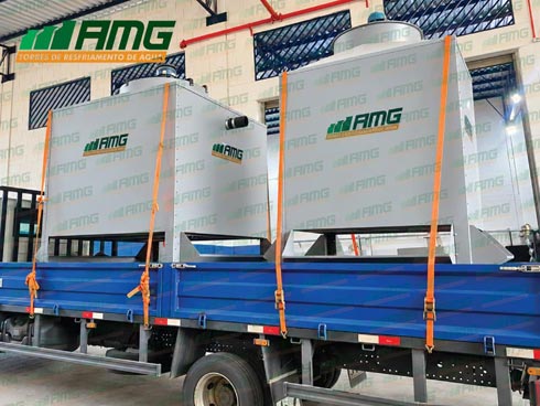 Duas torres de resfriamento AMG modelos 404 e 193 carregadas em caminhão para entrega em indústria metalúrgica de Piracicaba SP.